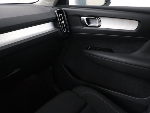 Volvo XC40 1.5 T3 Momentum Business | Glacier Silver | LED | Keyless Entry | Virtual Cockpit |
