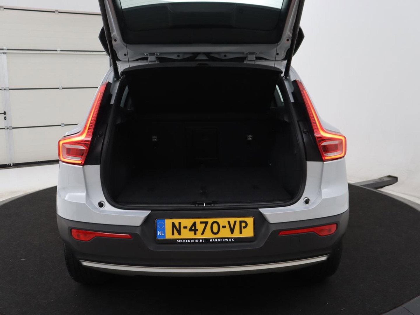 Volvo XC40 1.5 T3 Momentum Business | Glacier Silver | LED | Keyless Entry | Virtual Cockpit |