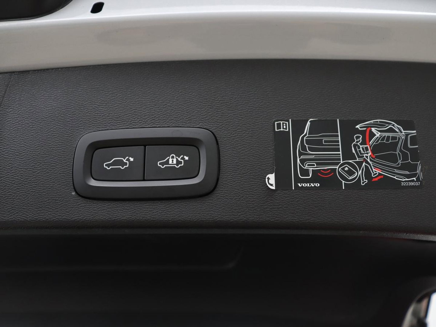 Volvo XC40 1.5 T3 Momentum Business | Glacier Silver | LED | Keyless Entry | Virtual Cockpit |