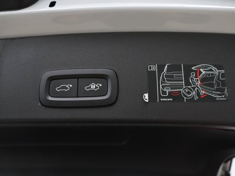 Volvo XC40 1.5 T3 Momentum Business | Glacier Silver | LED | Keyless Entry | Virtual Cockpit |
