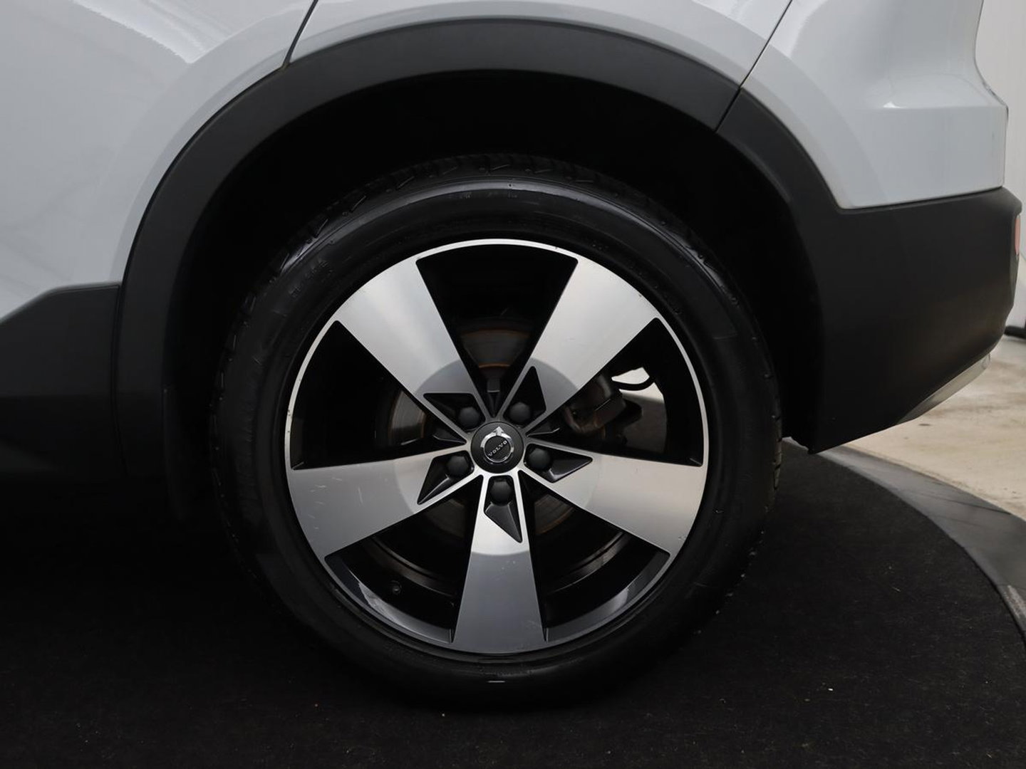 Volvo XC40 1.5 T3 Momentum Business | Glacier Silver | LED | Keyless Entry | Virtual Cockpit |