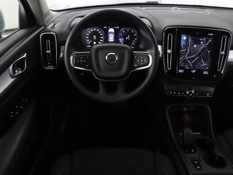Volvo XC40 1.5 T3 Momentum Business | Glacier Silver | LED | Keyless Entry | Virtual Cockpit |