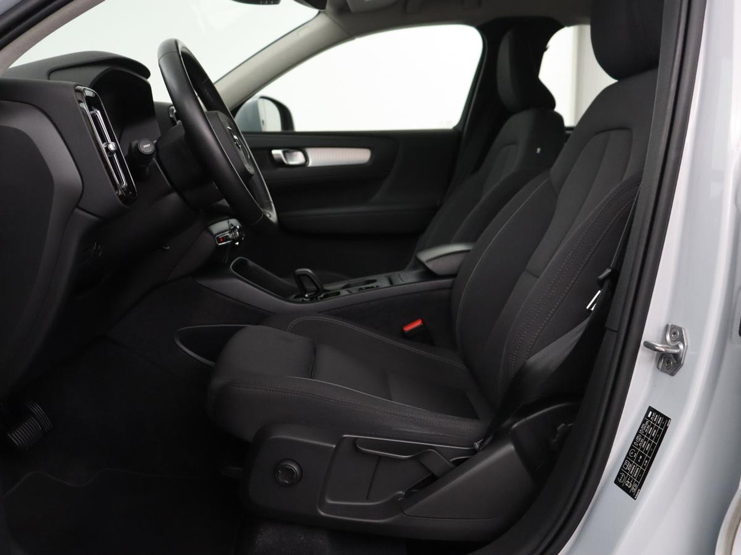 Volvo XC40 1.5 T3 Momentum Business | Glacier Silver | LED | Keyless Entry | Virtual Cockpit |