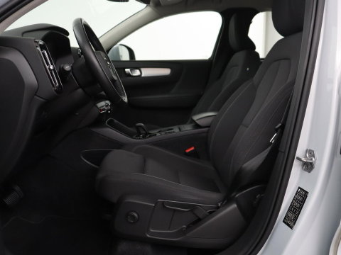 Volvo XC40 1.5 T3 Momentum Business | Glacier Silver | LED | Keyless Entry | Virtual Cockpit |
