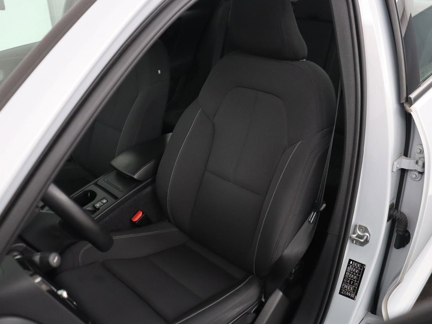 Volvo XC40 1.5 T3 Momentum Business | Glacier Silver | LED | Keyless Entry | Virtual Cockpit |