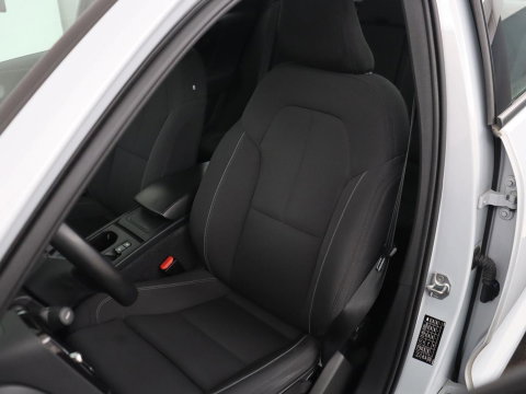 Volvo XC40 1.5 T3 Momentum Business | Glacier Silver | LED | Keyless Entry | Virtual Cockpit |