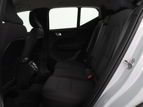 Volvo XC40 1.5 T3 Momentum Business | Glacier Silver | LED | Keyless Entry | Virtual Cockpit |