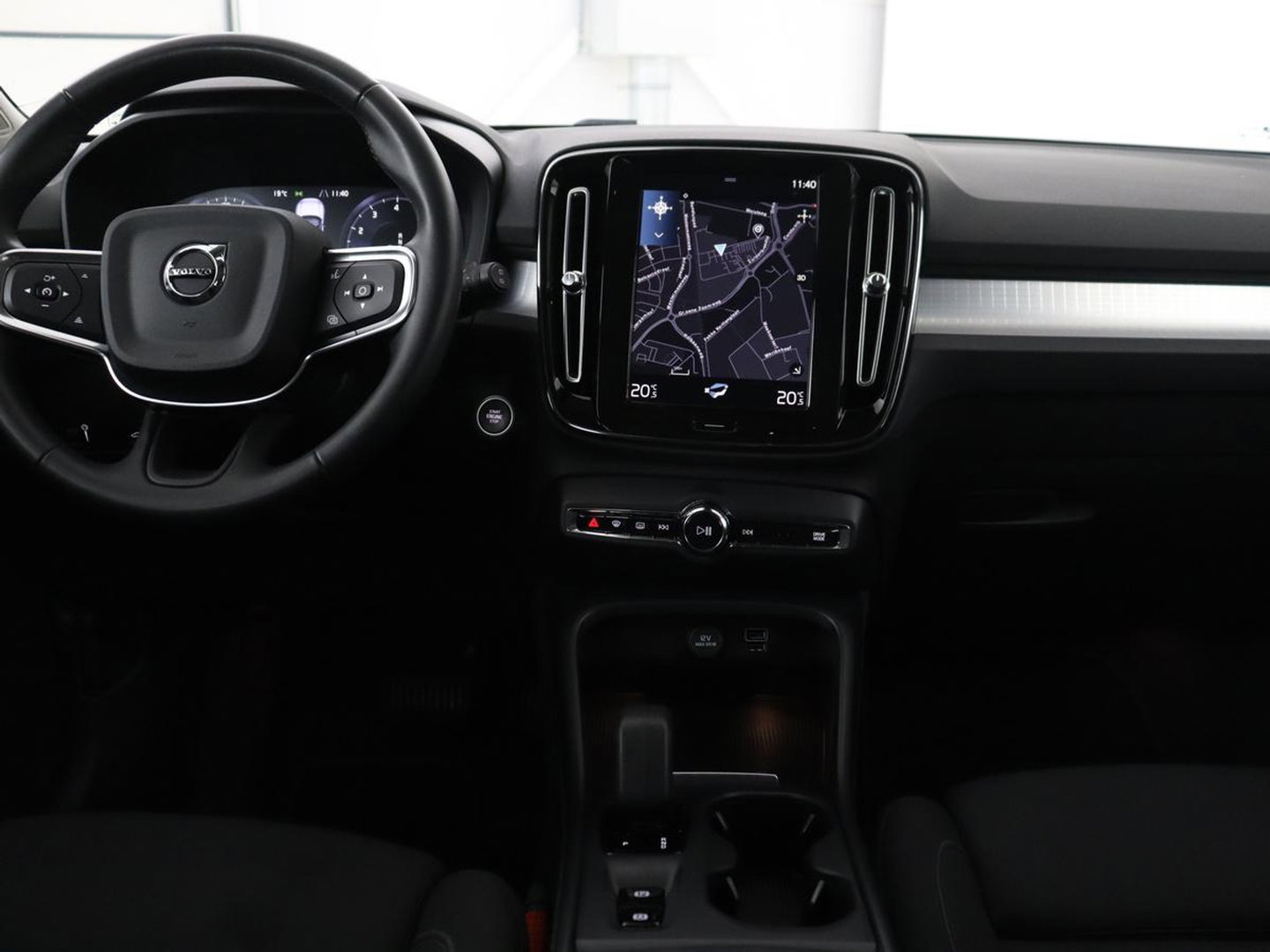 Volvo XC40 1.5 T3 Momentum Business | Glacier Silver | LED | Keyless Entry | Virtual Cockpit |