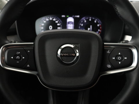 Volvo XC40 1.5 T3 Momentum Business | Glacier Silver | LED | Keyless Entry | Virtual Cockpit |