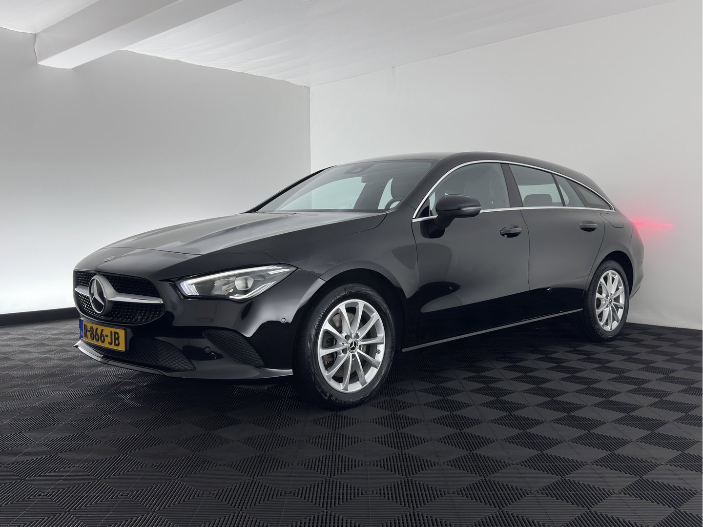 Mercedes-Benz CLA-Klasse Shooting Brake 250 e Business Line (Plug-in) (INCL.BTW) Aut. *LEATHER-FABRIC | FULL-LED | HEATED-COMFORTSEATS | DIGI-COCKPIT | DAB+ | NAVI-FULLMAP | CAMERA | SHIFTPADDLES | 17''ALU | TOWBAR*