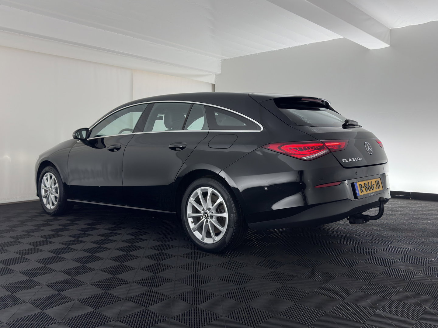 Mercedes-Benz CLA-Klasse Shooting Brake 250 e Business Line (Plug-in) (INCL.BTW) Aut. *LEATHER-FABRIC | FULL-LED | HEATED-COMFORTSEATS | DIGI-COCKPIT | DAB+ | NAVI-FULLMAP | CAMERA | SHIFTPADDLES | 17''ALU | TOWBAR*