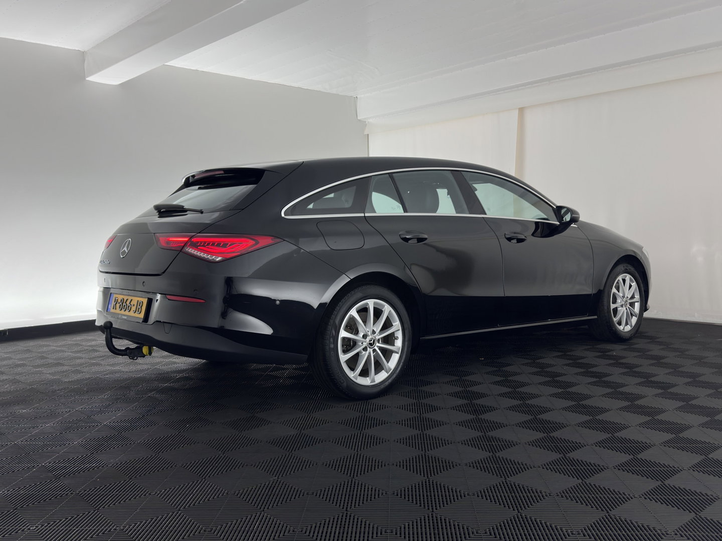 Mercedes-Benz CLA-Klasse Shooting Brake 250 e Business Line (Plug-in) (INCL.BTW) Aut. *LEATHER-FABRIC | FULL-LED | HEATED-COMFORTSEATS | DIGI-COCKPIT | DAB+ | NAVI-FULLMAP | CAMERA | SHIFTPADDLES | 17''ALU | TOWBAR*