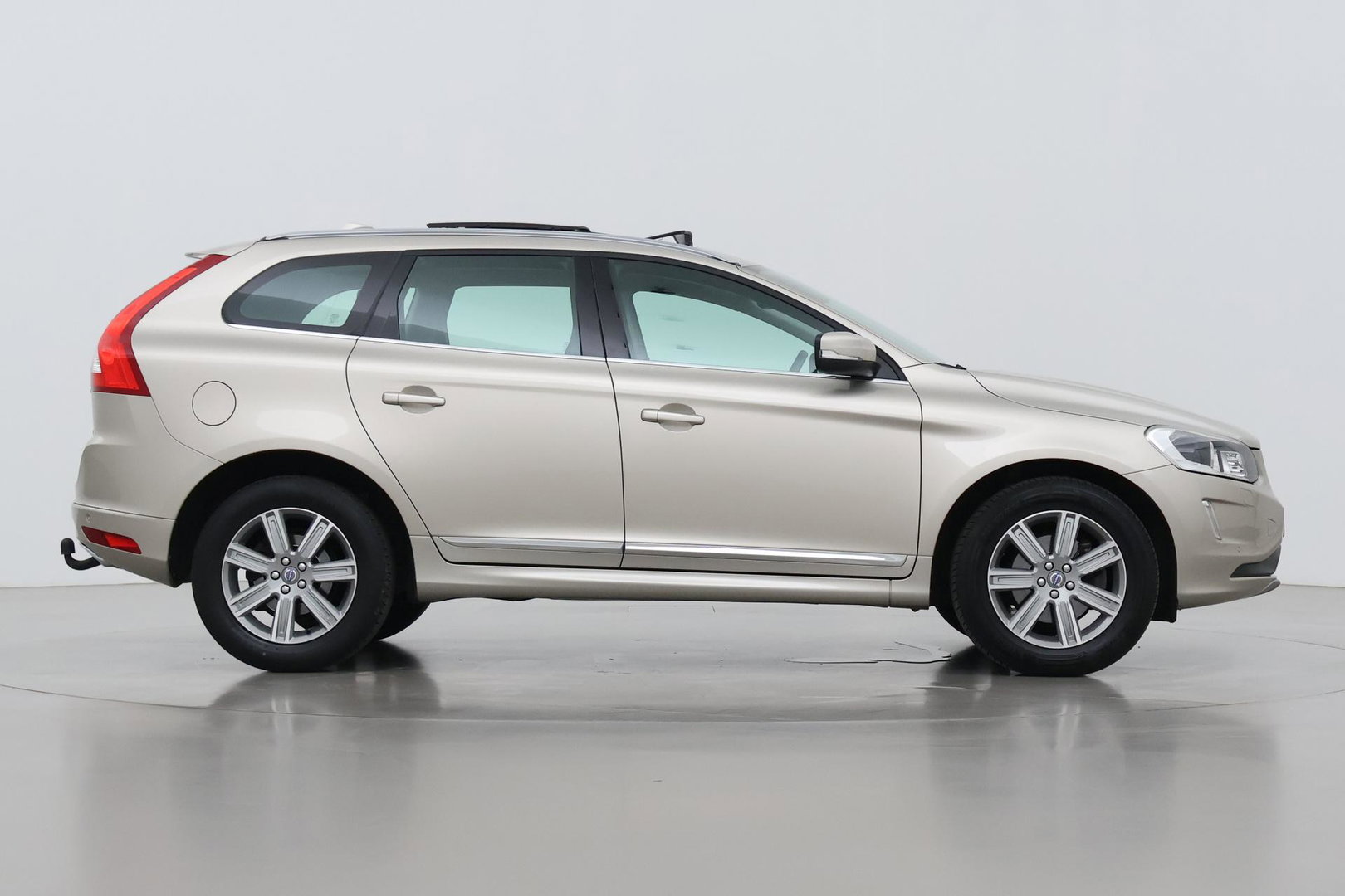 Volvo XC60 2.4 D4 Summum | 5-cilinder | Panoramadak | Trekhaak | Camera | Navigatie | Stoelverwarming | Verwarmde voorruit