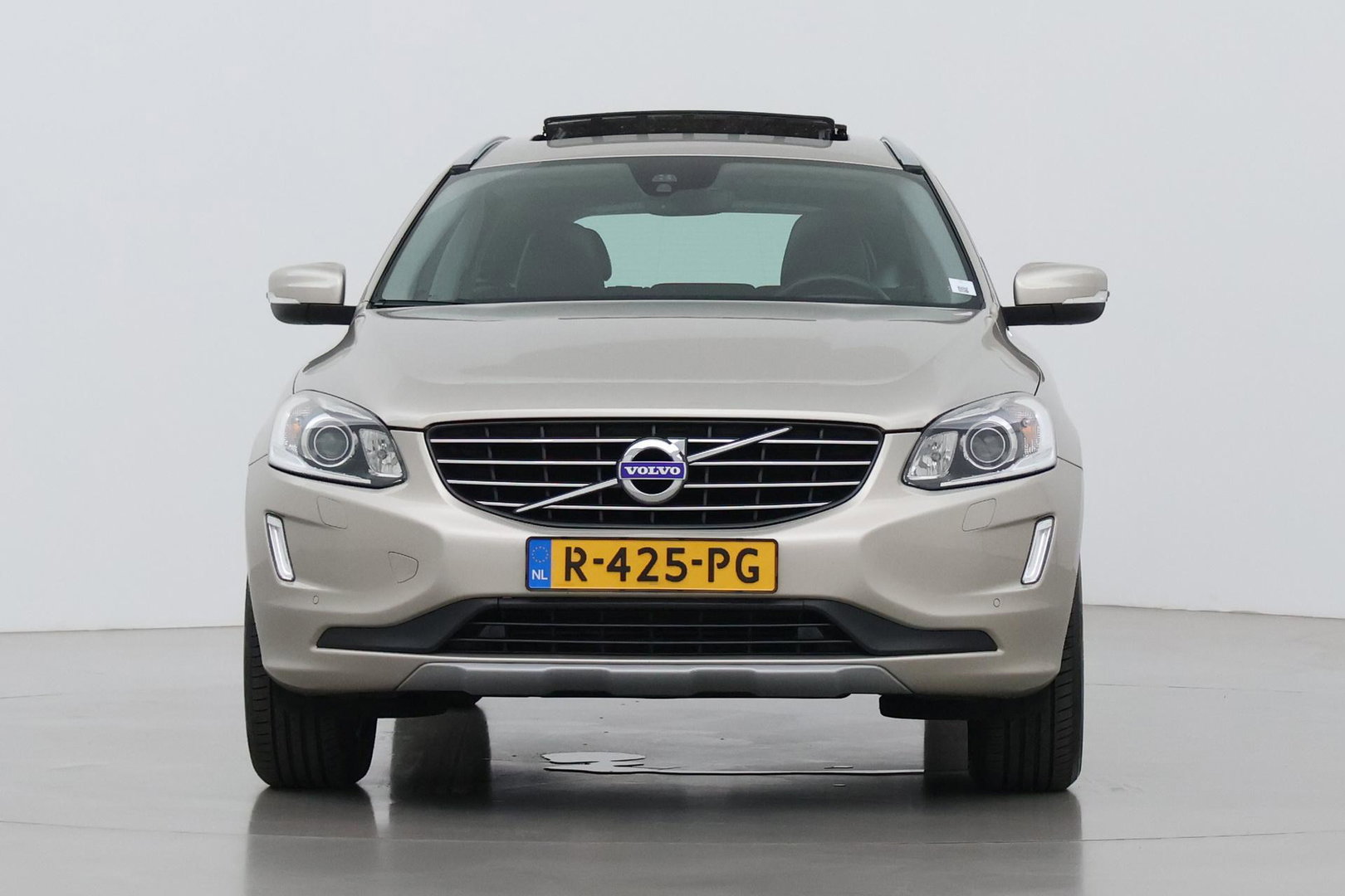 Volvo XC60 2.4 D4 Summum | 5-cilinder | Panoramadak | Trekhaak | Camera | Navigatie | Stoelverwarming | Verwarmde voorruit