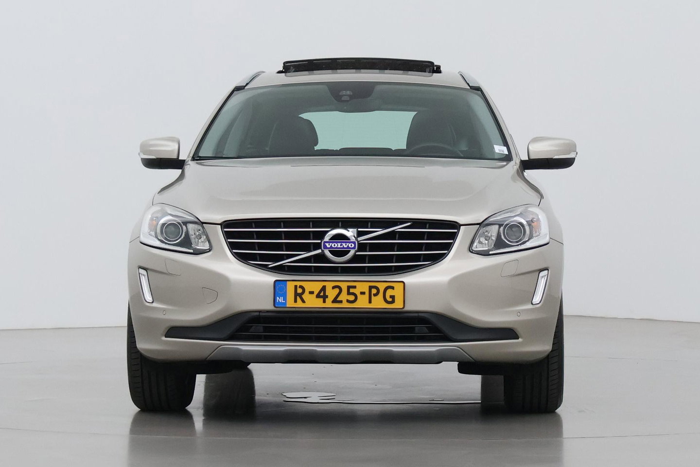 Volvo XC60 2.4 D4 Summum | 5-cilinder | Panoramadak | Trekhaak | Camera | Navigatie | Stoelverwarming | Verwarmde voorruit