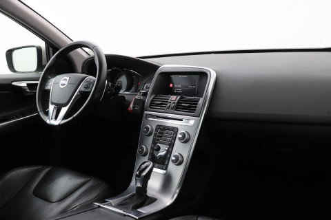 Volvo XC60 2.4 D4 Summum | 5-cilinder | Panoramadak | Trekhaak | Camera | Navigatie | Stoelverwarming | Verwarmde voorruit
