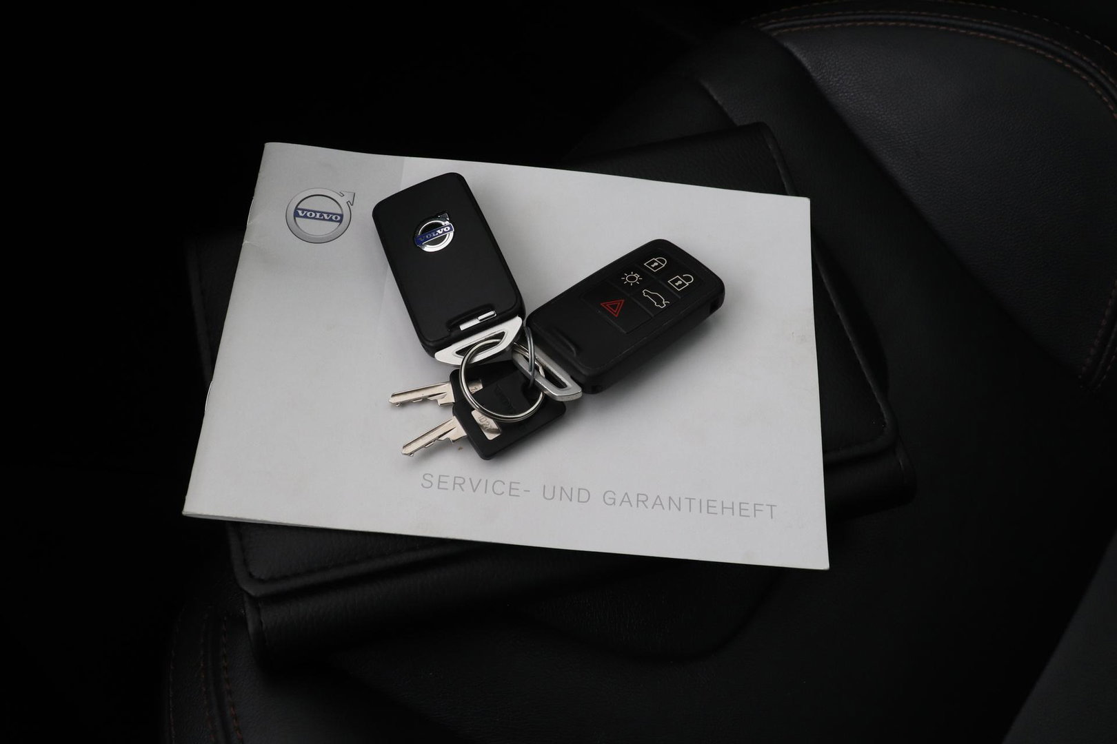 Volvo XC60 2.4 D4 Summum | 5-cilinder | Panoramadak | Trekhaak | Camera | Navigatie | Stoelverwarming | Verwarmde voorruit