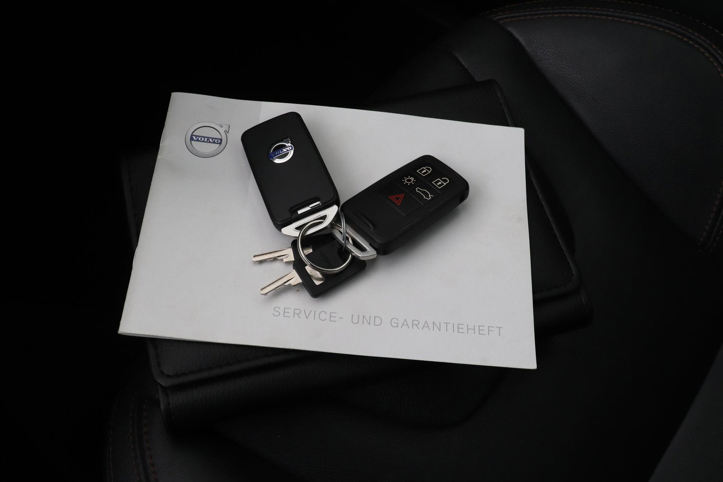 Volvo XC60 2.4 D4 Summum | 5-cilinder | Panoramadak | Trekhaak | Camera | Navigatie | Stoelverwarming | Verwarmde voorruit