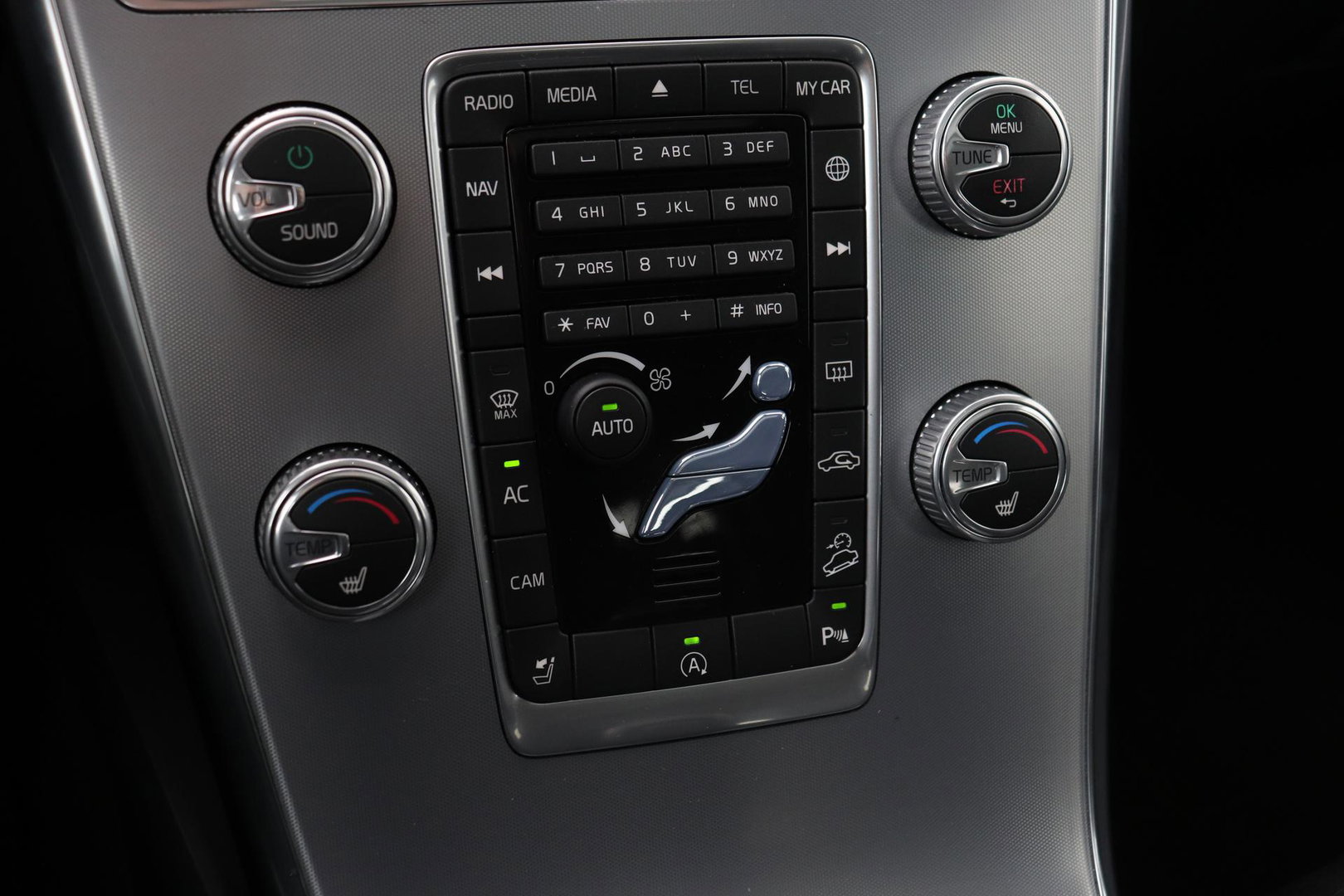 Volvo XC60 2.4 D4 Summum | 5-cilinder | Panoramadak | Trekhaak | Camera | Navigatie | Stoelverwarming | Verwarmde voorruit