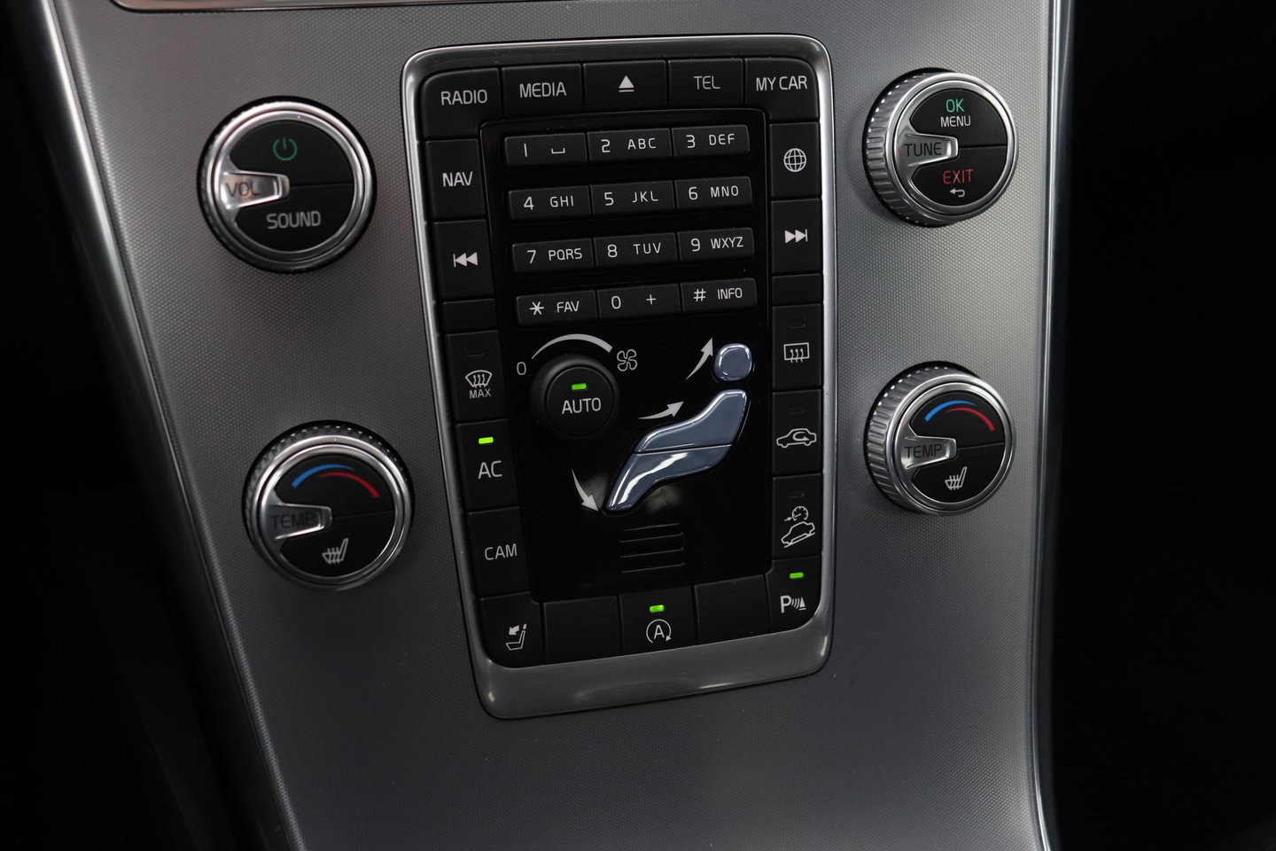 Volvo XC60 2.4 D4 Summum | 5-cilinder | Panoramadak | Trekhaak | Camera | Navigatie | Stoelverwarming | Verwarmde voorruit