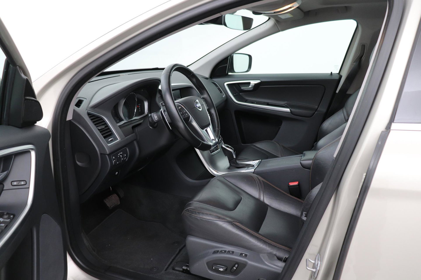 Volvo XC60 2.4 D4 Summum | 5-cilinder | Panoramadak | Trekhaak | Camera | Navigatie | Stoelverwarming | Verwarmde voorruit