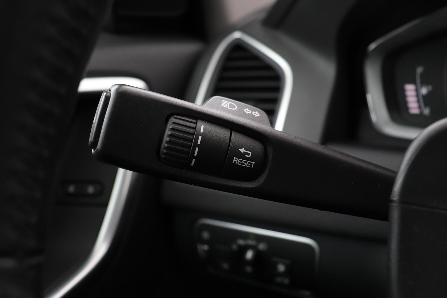 Volvo XC60 2.4 D4 Summum | 5-cilinder | Panoramadak | Trekhaak | Camera | Navigatie | Stoelverwarming | Verwarmde voorruit