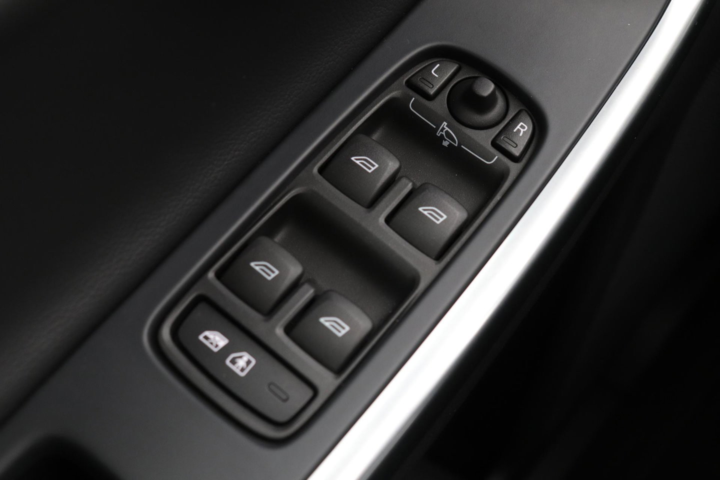 Volvo XC60 2.4 D4 Summum | 5-cilinder | Panoramadak | Trekhaak | Camera | Navigatie | Stoelverwarming | Verwarmde voorruit