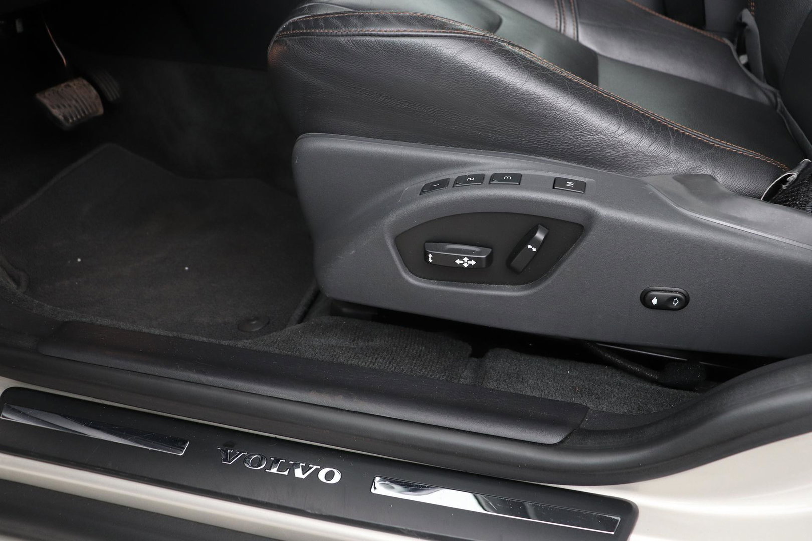 Volvo XC60 2.4 D4 Summum | 5-cilinder | Panoramadak | Trekhaak | Camera | Navigatie | Stoelverwarming | Verwarmde voorruit
