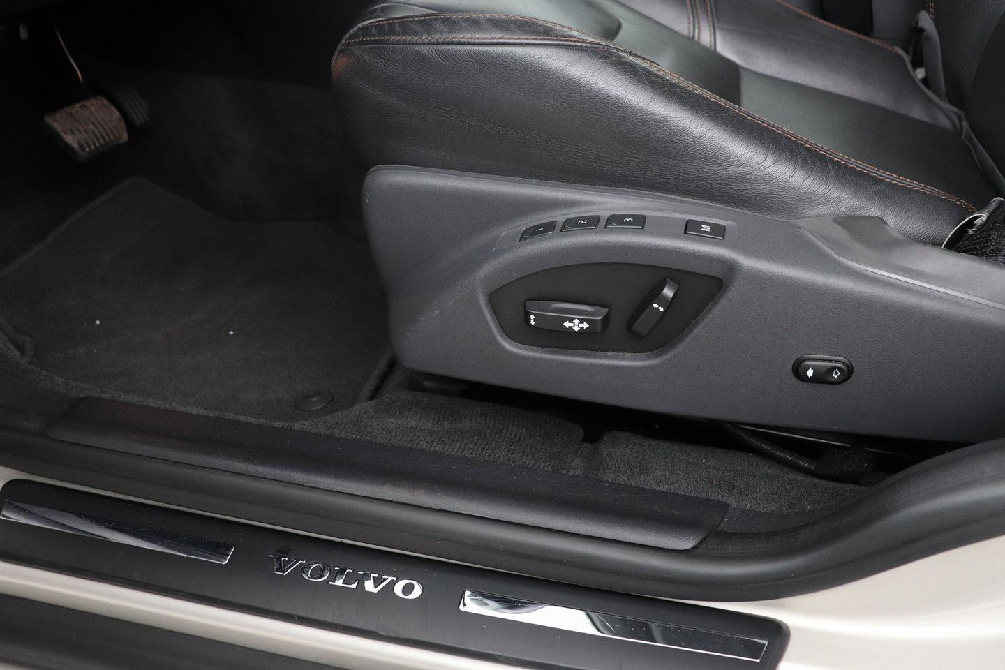 Volvo XC60 2.4 D4 Summum | 5-cilinder | Panoramadak | Trekhaak | Camera | Navigatie | Stoelverwarming | Verwarmde voorruit