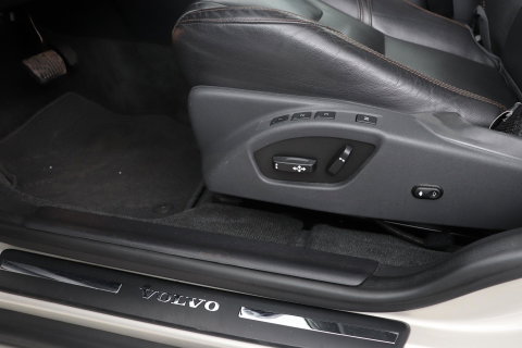 Volvo XC60 2.4 D4 Summum | 5-cilinder | Panoramadak | Trekhaak | Camera | Navigatie | Stoelverwarming | Verwarmde voorruit