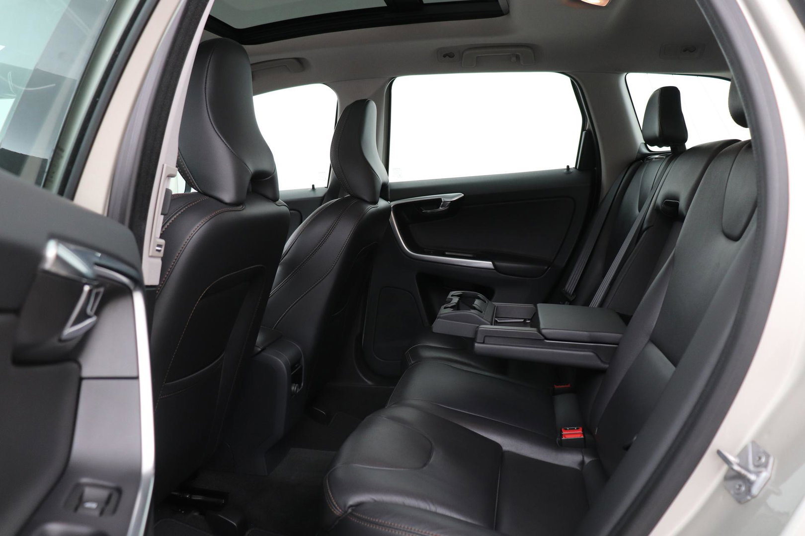 Volvo XC60 2.4 D4 Summum | 5-cilinder | Panoramadak | Trekhaak | Camera | Navigatie | Stoelverwarming | Verwarmde voorruit