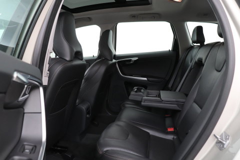 Volvo XC60 2.4 D4 Summum | 5-cilinder | Panoramadak | Trekhaak | Camera | Navigatie | Stoelverwarming | Verwarmde voorruit