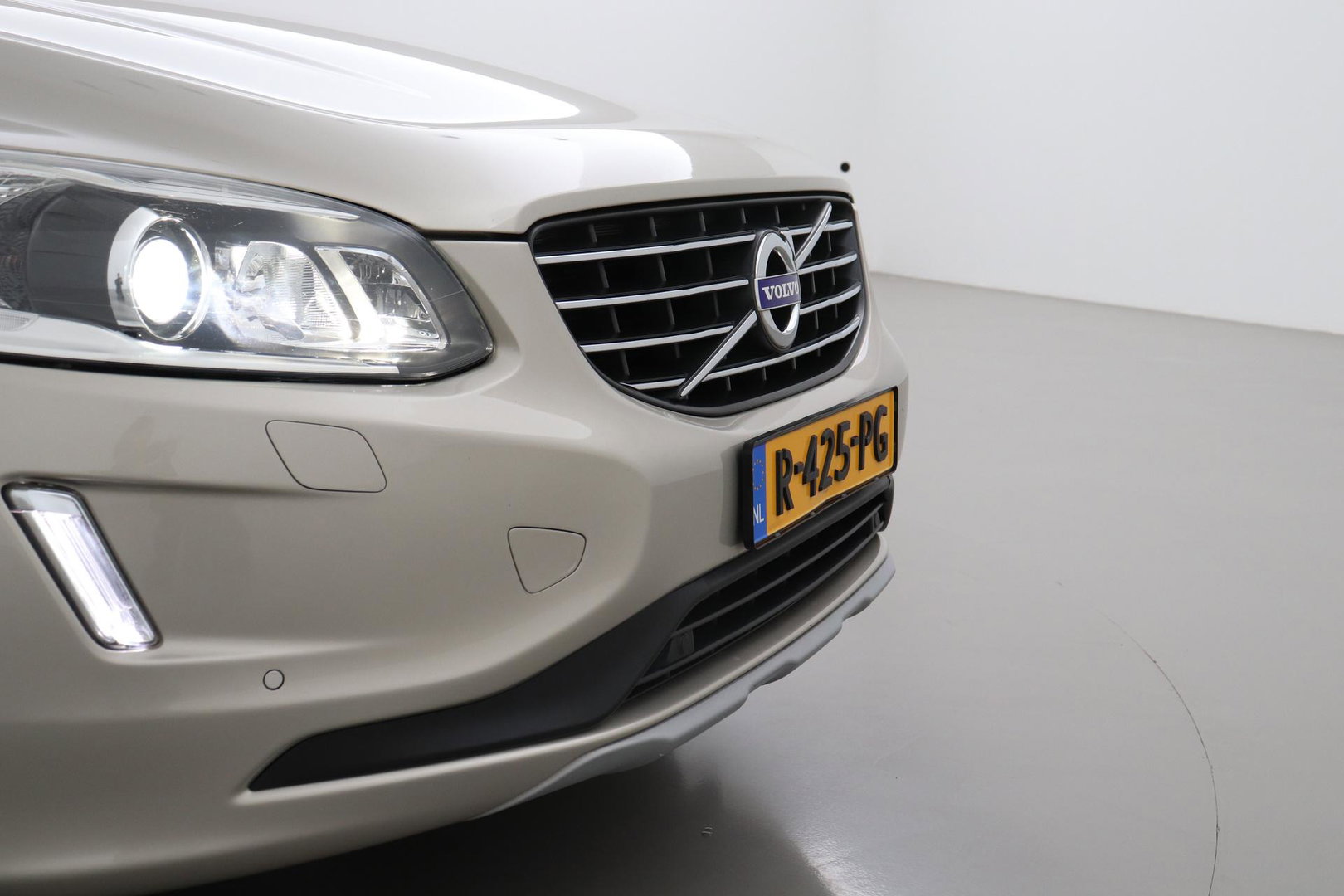 Volvo XC60 2.4 D4 Summum | 5-cilinder | Panoramadak | Trekhaak | Camera | Navigatie | Stoelverwarming | Verwarmde voorruit