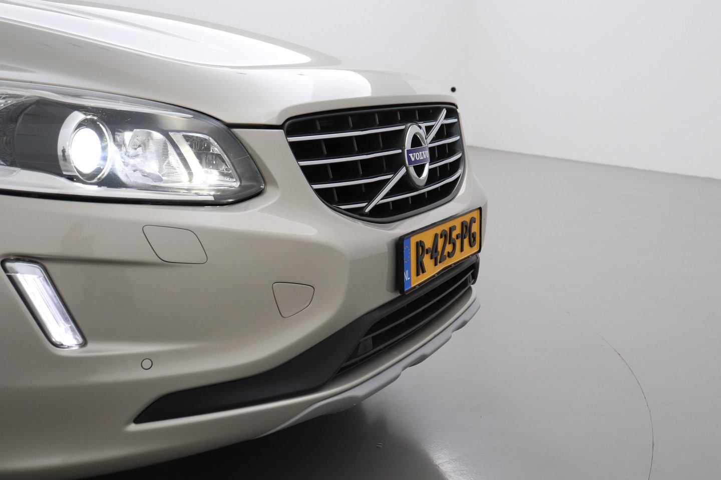 Volvo XC60 2.4 D4 Summum | 5-cilinder | Panoramadak | Trekhaak | Camera | Navigatie | Stoelverwarming | Verwarmde voorruit