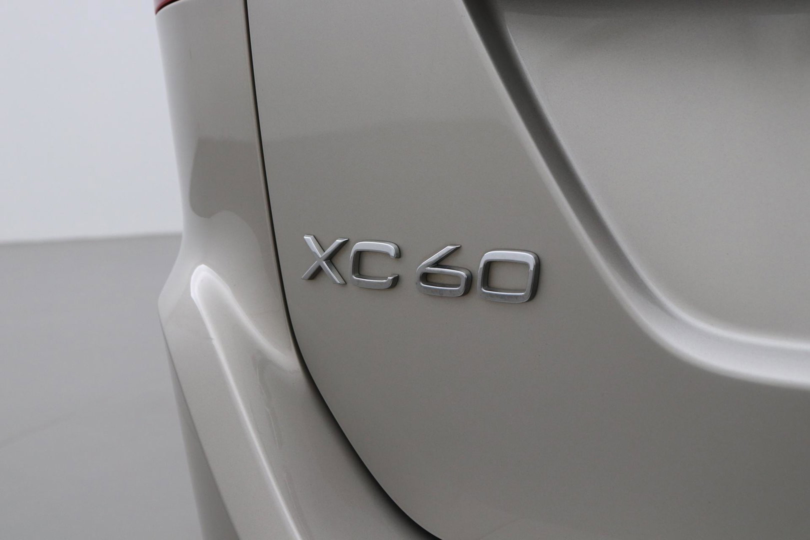 Volvo XC60 2.4 D4 Summum | 5-cilinder | Panoramadak | Trekhaak | Camera | Navigatie | Stoelverwarming | Verwarmde voorruit