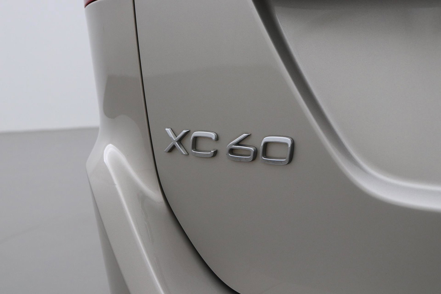 Volvo XC60 2.4 D4 Summum | 5-cilinder | Panoramadak | Trekhaak | Camera | Navigatie | Stoelverwarming | Verwarmde voorruit