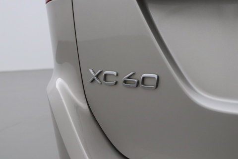 Volvo XC60 2.4 D4 Summum | 5-cilinder | Panoramadak | Trekhaak | Camera | Navigatie | Stoelverwarming | Verwarmde voorruit