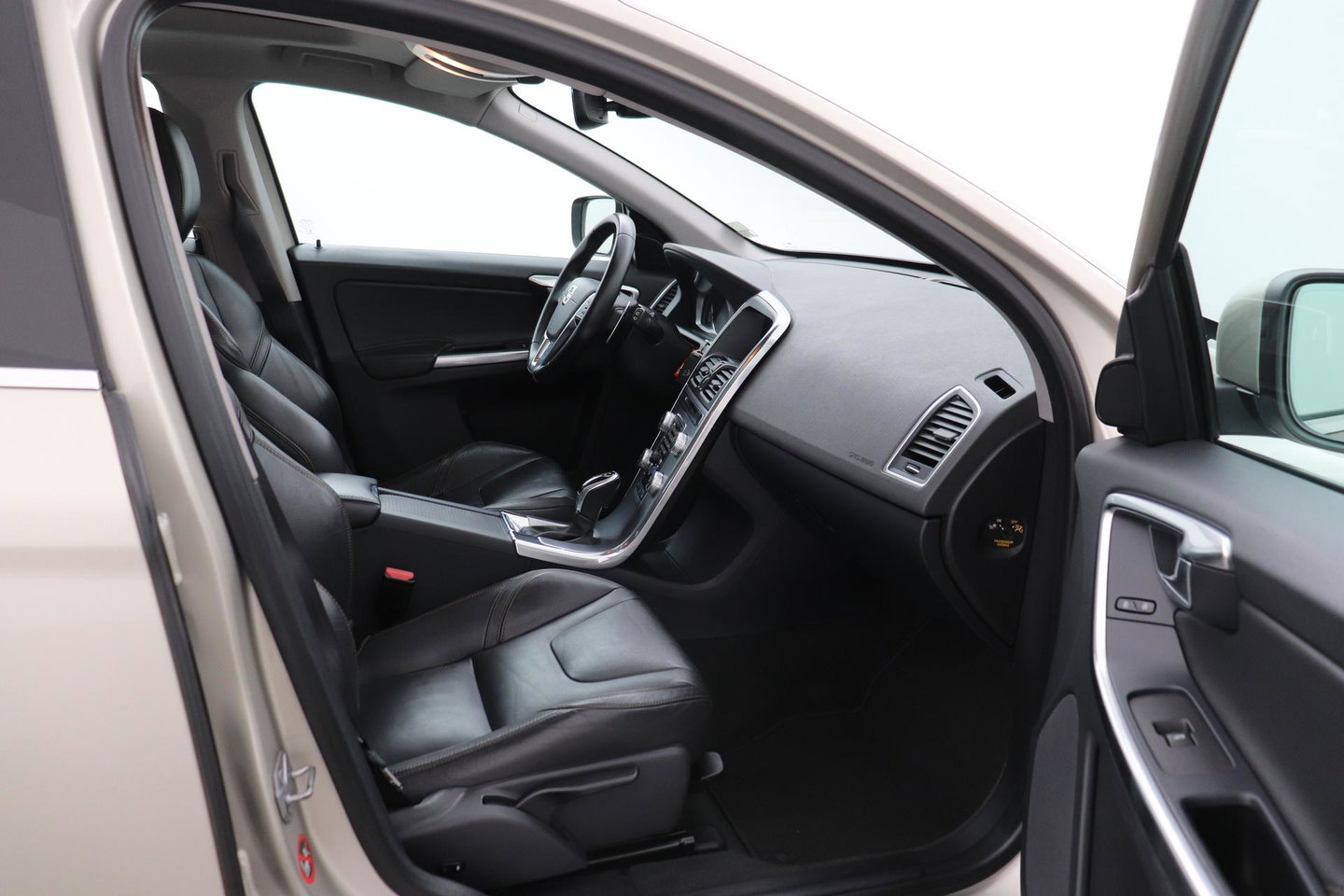 Volvo XC60 2.4 D4 Summum | 5-cilinder | Panoramadak | Trekhaak | Camera | Navigatie | Stoelverwarming | Verwarmde voorruit