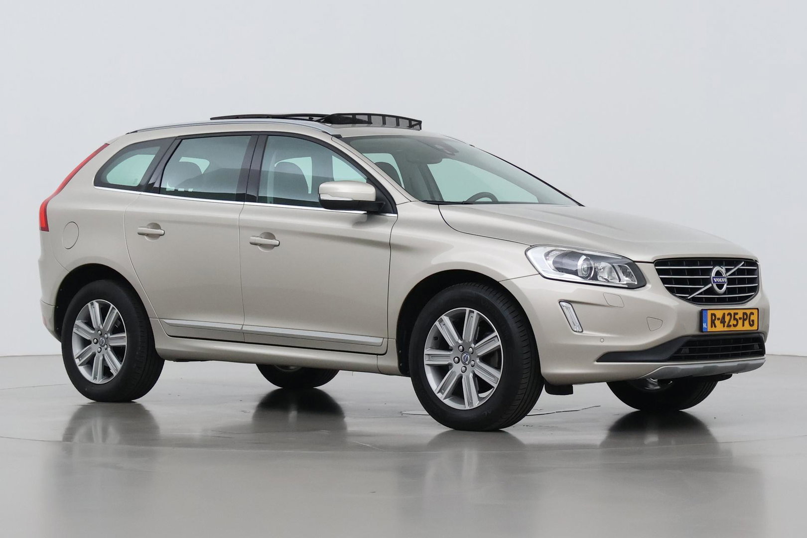 Volvo XC60 2.4 D4 Summum | 5-cilinder | Panoramadak | Trekhaak | Camera | Navigatie | Stoelverwarming | Verwarmde voorruit
