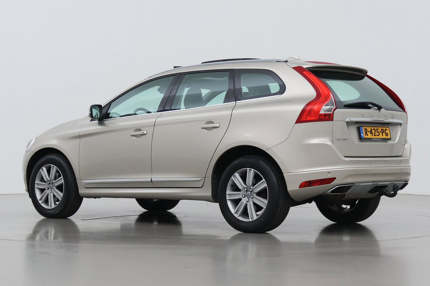 Volvo XC60 2.4 D4 Summum | 5-cilinder | Panoramadak | Trekhaak | Camera | Navigatie | Stoelverwarming | Verwarmde voorruit