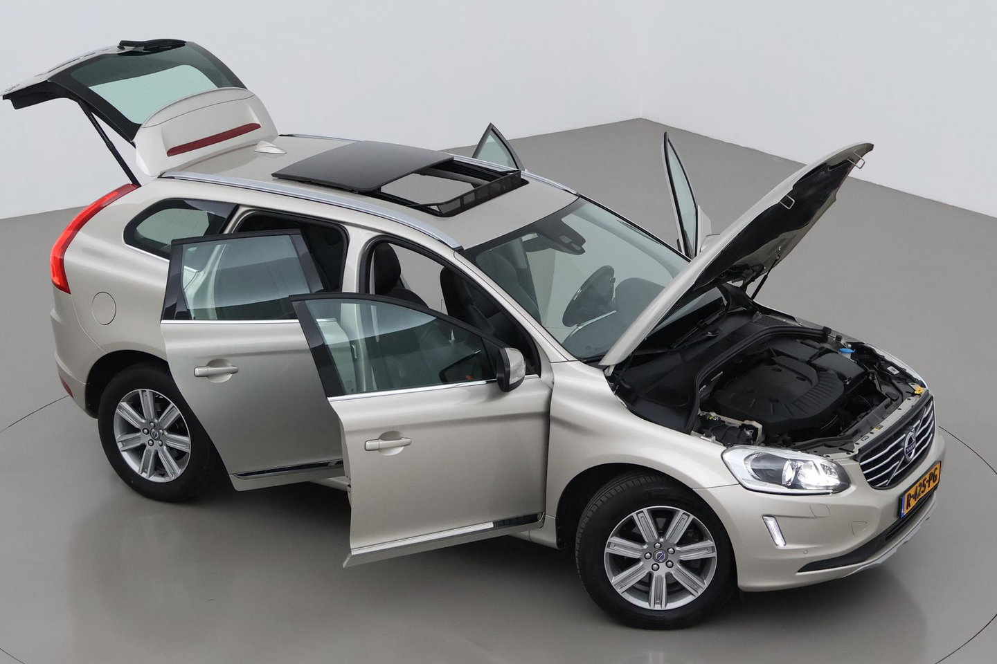 Volvo XC60 2.4 D4 Summum | 5-cilinder | Panoramadak | Trekhaak | Camera | Navigatie | Stoelverwarming | Verwarmde voorruit