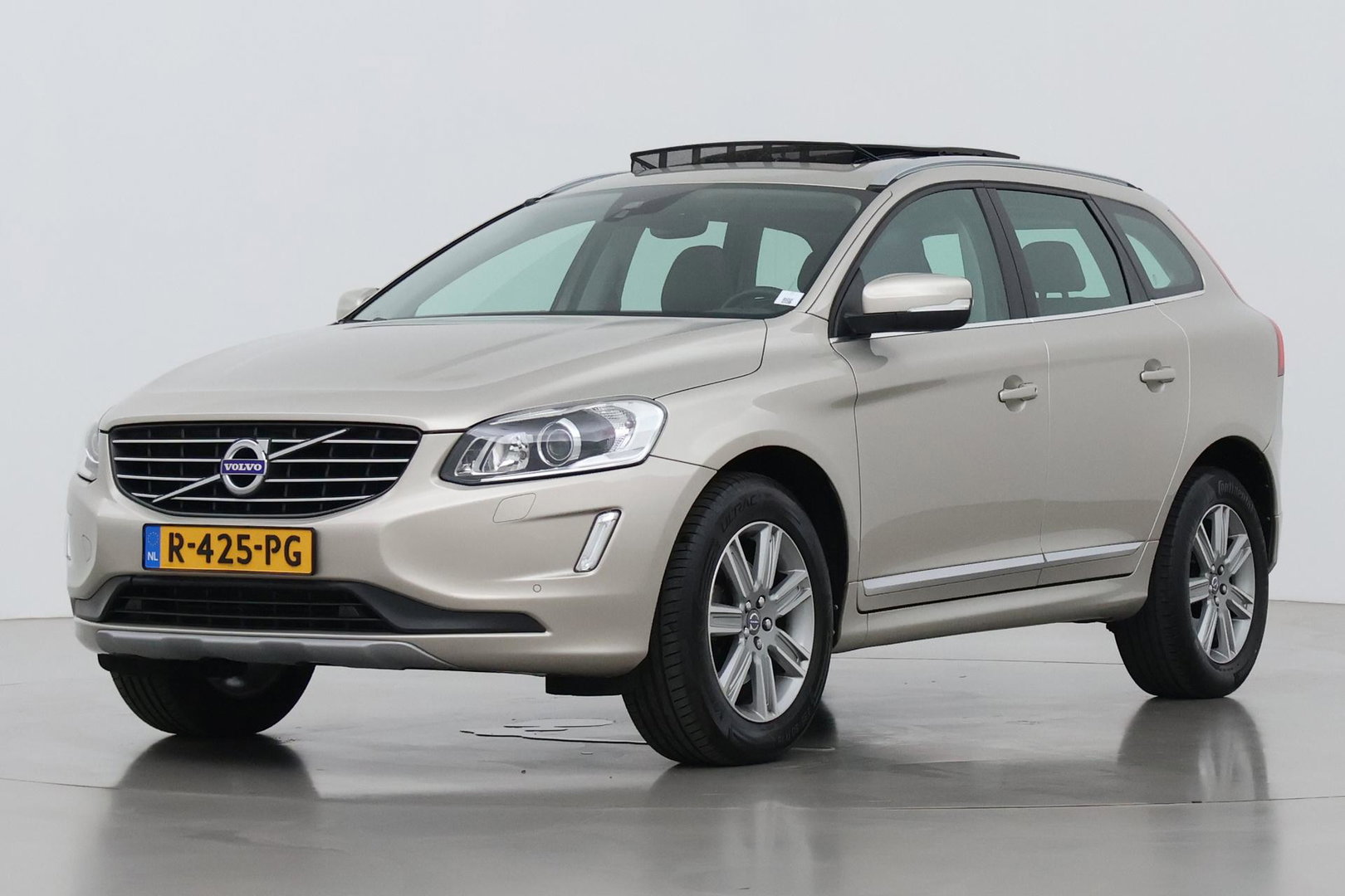 Volvo XC60 2.4 D4 Summum | 5-cilinder | Panoramadak | Trekhaak | Camera | Navigatie | Stoelverwarming | Verwarmde voorruit