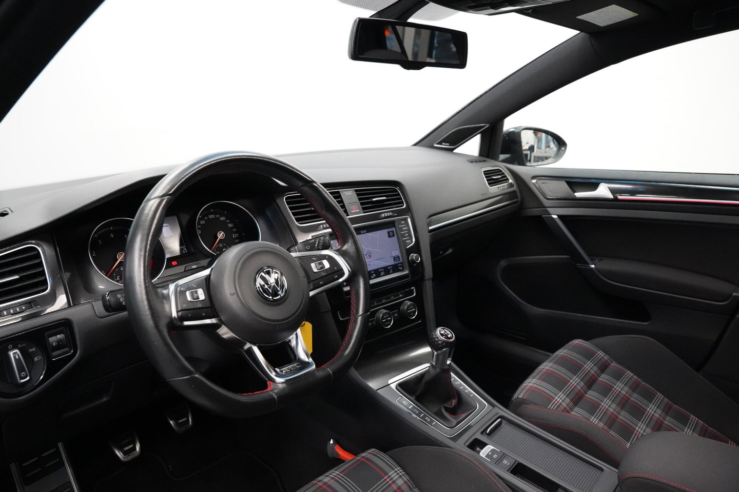Volkswagen Golf 2.0 TSI GTI Performance 230PK | PERFORMANCE | PANO | DCC | DISCOVER PRO | PARK ASSIST | STOELVERWARMING