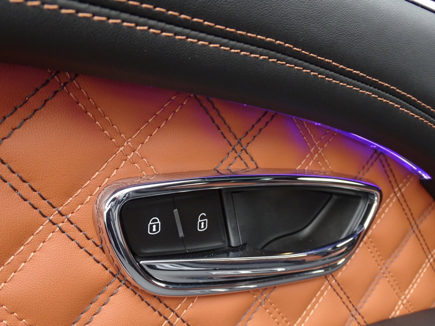 Bentley Bentayga 4.0 V8 550PK / Naim / 4-pers VIP / massage / black ed. / 360°