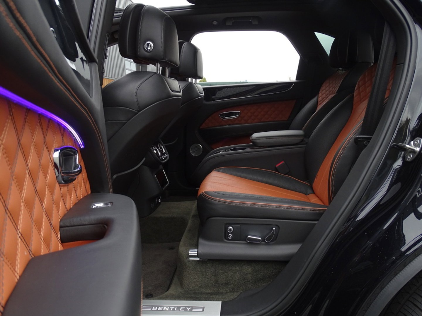 Bentley Bentayga 4.0 V8 550PK / Naim / 4-pers VIP / massage / black ed. / 360°