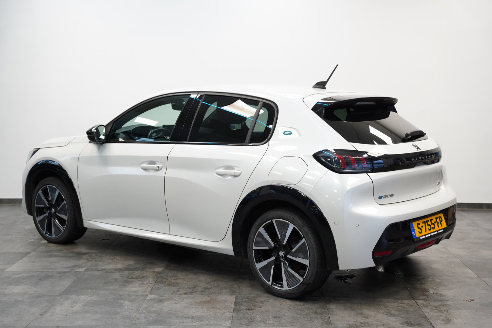 Peugeot e-208 EV GT 350 50 kWh 136PK | Camera | Stoelverwarming | Navi | Dodehoek | 17'' LM NAP!