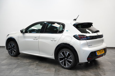 Peugeot e-208 EV GT 350 50 kWh 136PK | Camera | Stoelverwarming | Navi | Dodehoek | 17'' LM NAP!