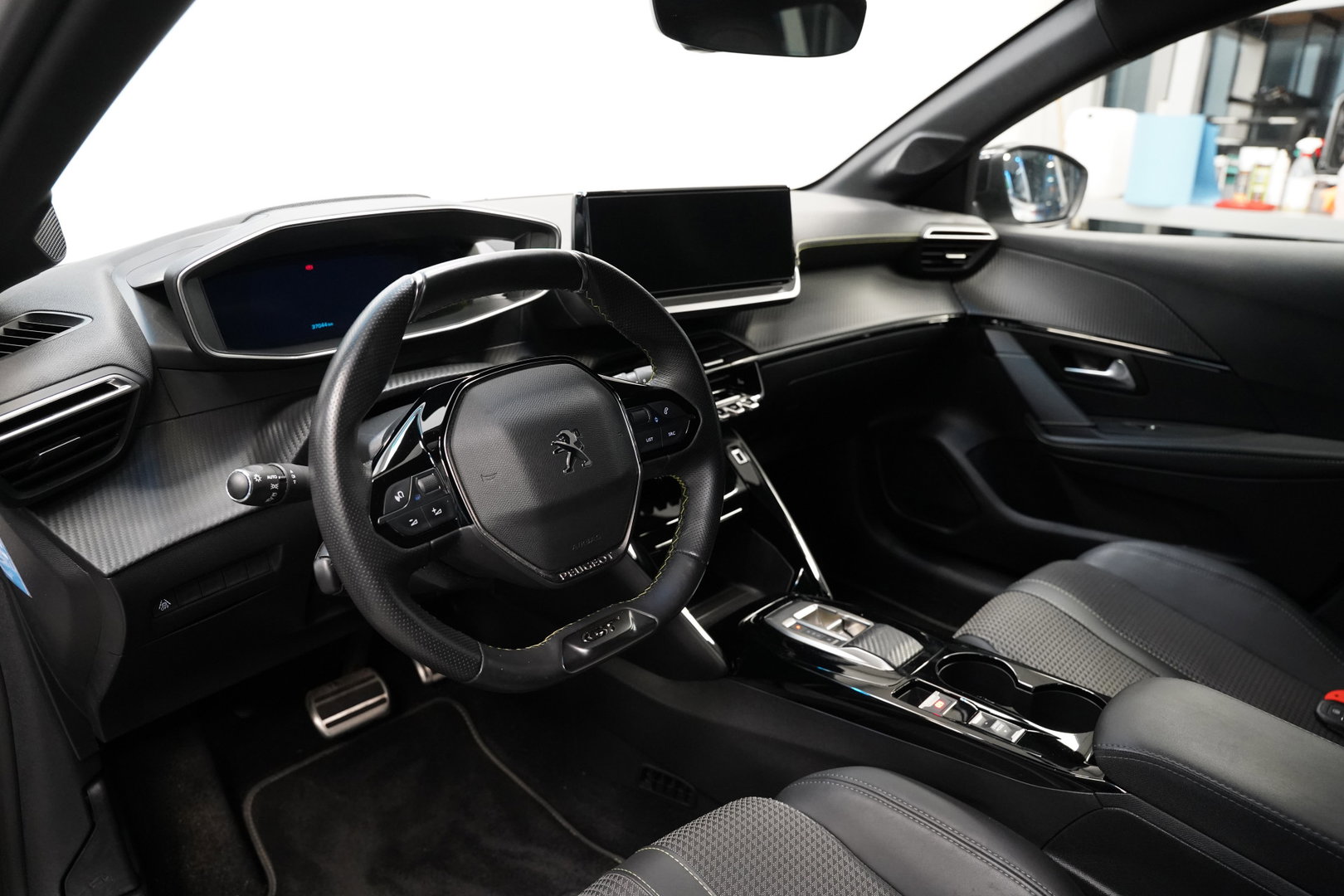Peugeot e-208 EV GT 350 50 kWh 136PK | Camera | Stoelverwarming | Navi | Dodehoek | 17'' LM NAP!