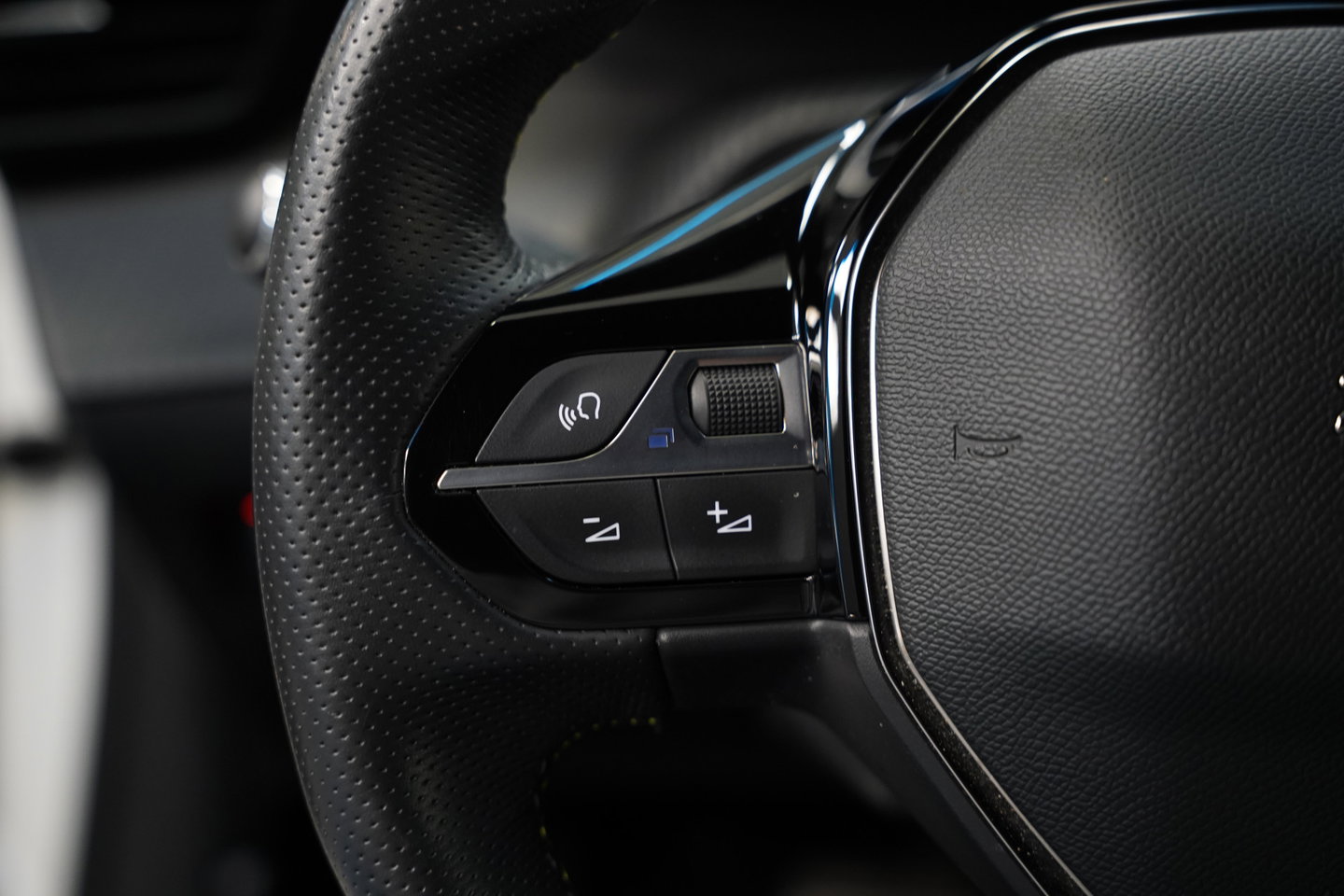 Peugeot e-208 EV GT 350 50 kWh 136PK | Camera | Stoelverwarming | Navi | Dodehoek | 17'' LM NAP!
