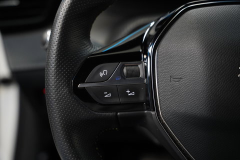 Peugeot e-208 EV GT 350 50 kWh 136PK | Camera | Stoelverwarming | Navi | Dodehoek | 17'' LM NAP!